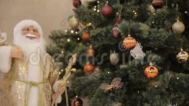 圣诞大餐。装饰精美的房子和一棵圣诞树。挂在装饰过的